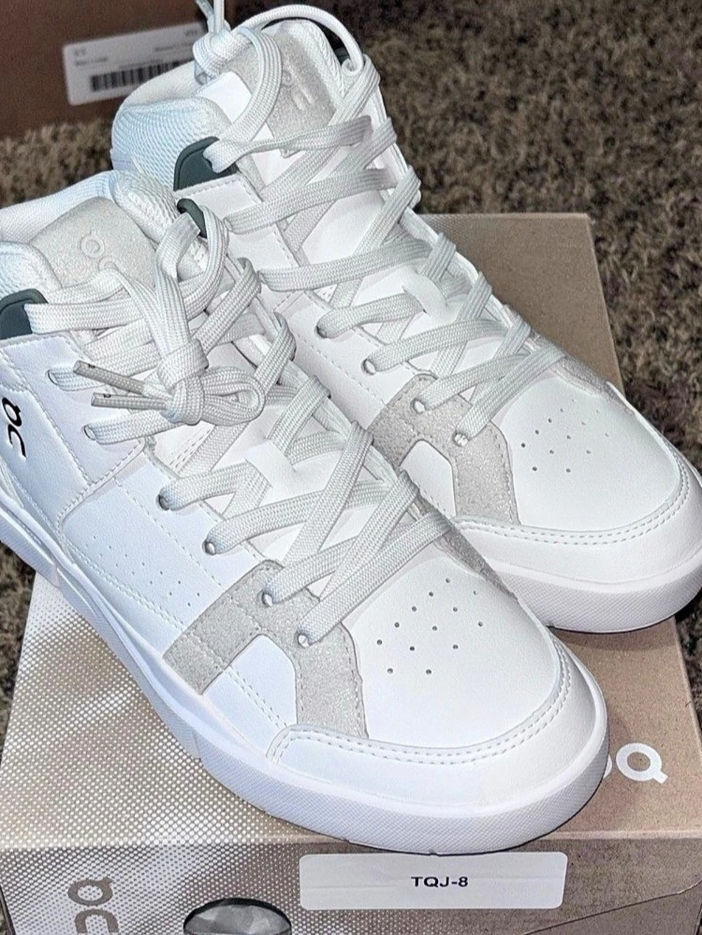 On The Roger Clubhouse Mid Womens Size 5.5 White Athletic Leather Shoes Sneakers